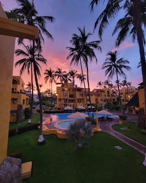 Outdoor pool, a heated pool - Sweet family spot, pool & mountain view decks, 5 min walk to beach. (Manzanillo)