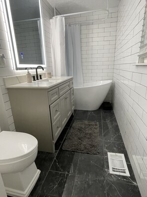Kombination af bruser/badekar, hårtørrer, håndklæder, Sæbe