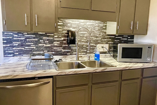 Een koelkast, een microgolfoven, een oven, een kookplaat