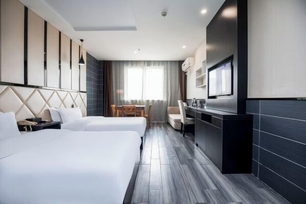 A hotel room with two beds, a desk, a chair, a TV, and a window with curtains. - Qingmu Hotel (Jiangyan Renmin Middle Road Branch) (Taizhou)