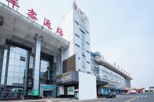 Un edificio moderno con grandes ventanales y una entrada destacada.