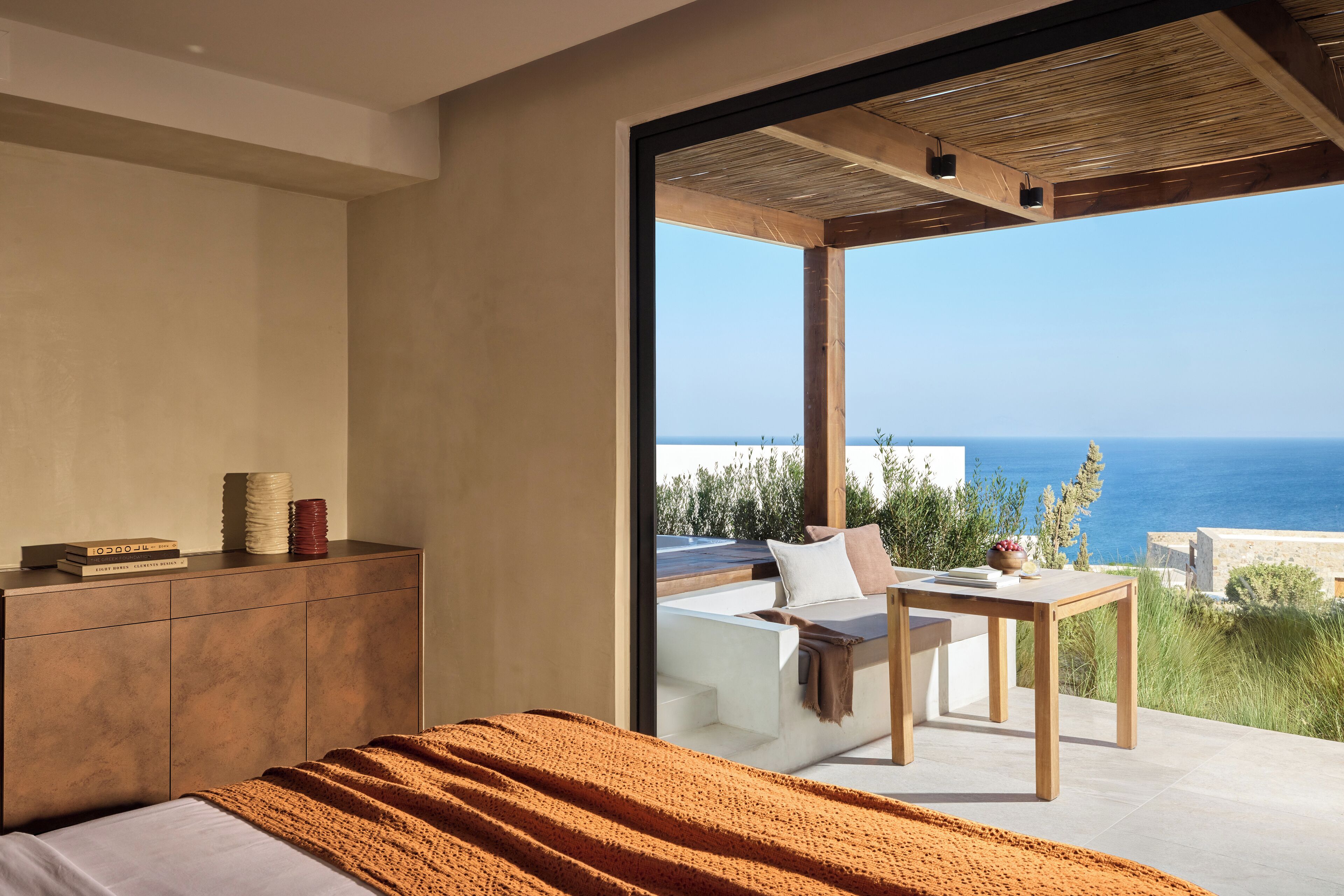 Minibar, caja de seguridad en la habitación y escritorio 