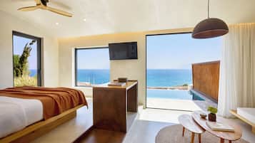 Suite Sea View with Private Pool | Minibar, coffres-forts dans les chambres, bureau