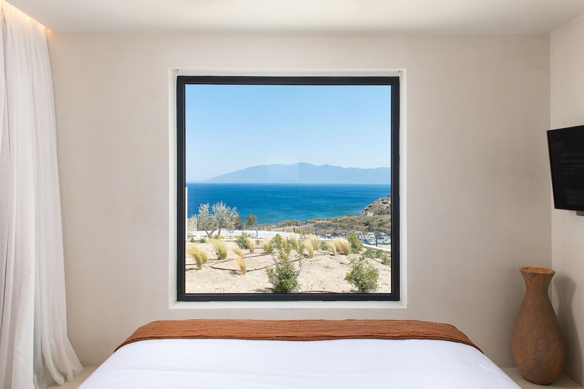 Junior Suite Sea View with Hot Tub | 1 bedroom, minibar, in-room safe, desk