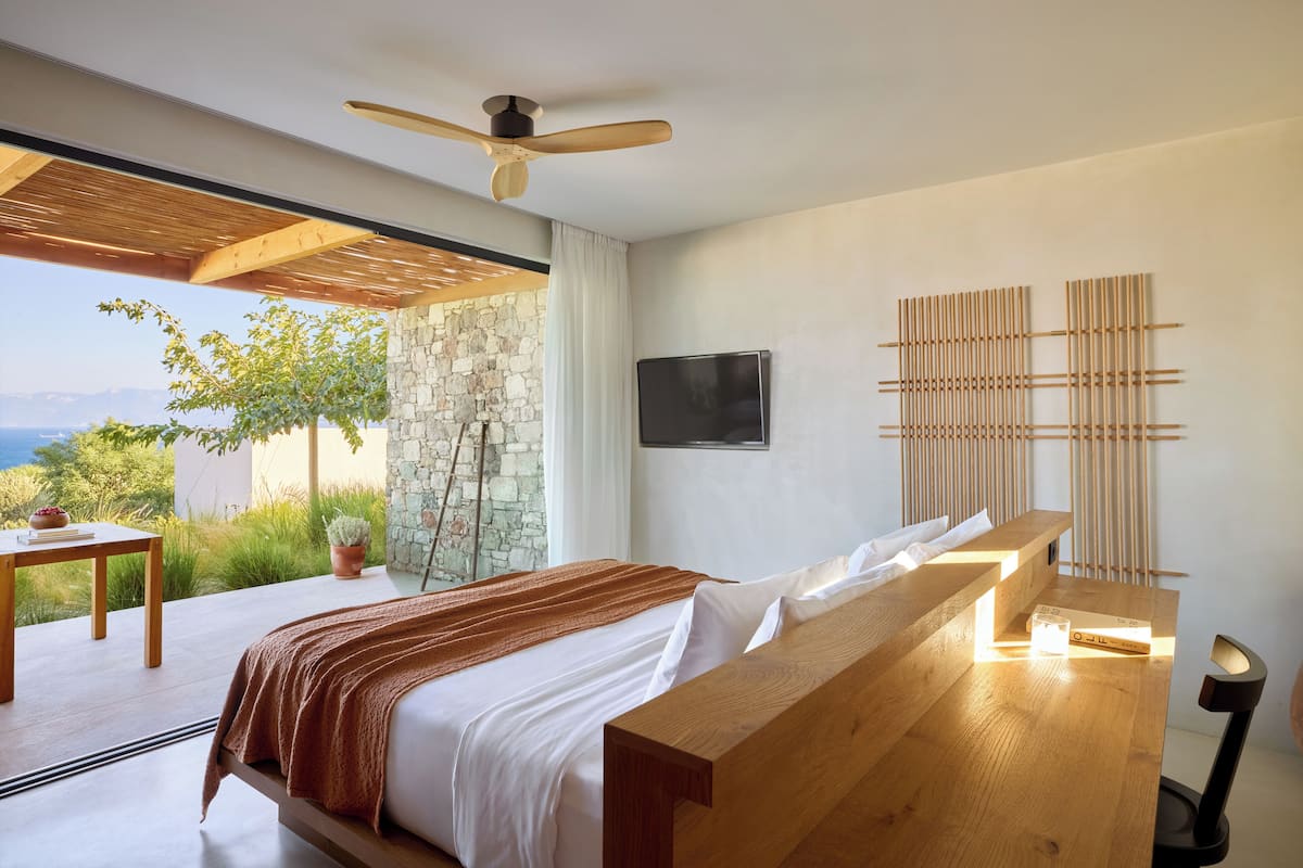 Junior Suite Sea View with Hot Tub | Minibar, safe på rommet, skrivebord og skrivebord for bærbar PC