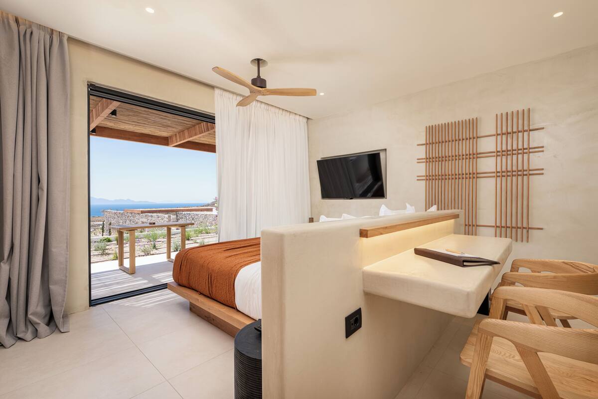 Junior Suite - Sea View | Minibar, caja fuerte, escritorio y espacio para trabajar con un portátil