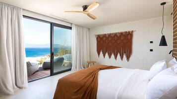 The Villa | Minibar, caja de seguridad en la habitación y escritorio