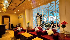 A modern lobby with wooden ceilings, red sofas, and a glass coffee table. - Fortune Park Kufri, Shimla - Member ITC Hotels' Group (Theog)