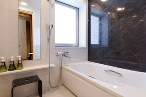 Tina con regadera, amenidades de baño gratuitas, secadora de cabello 