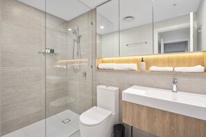 Douche, sèche-cheveux, serviettes fournies, savon