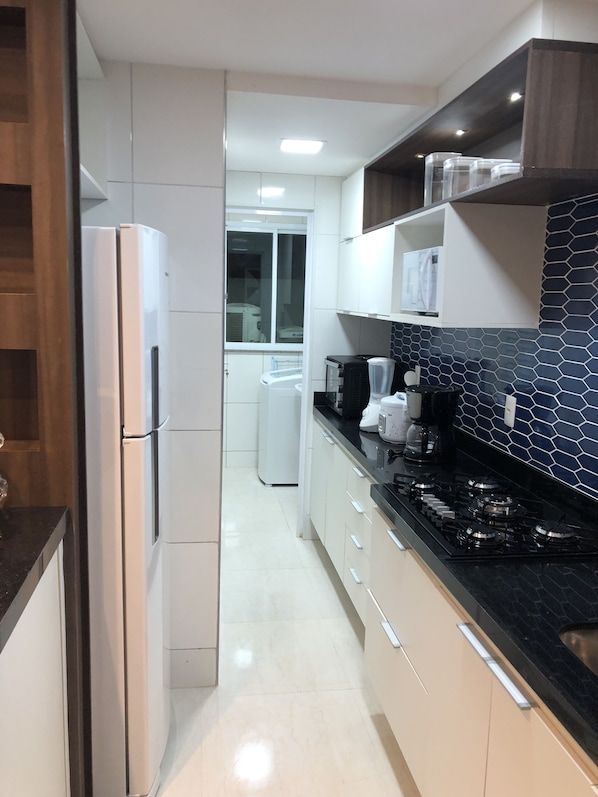 Refrigerador, microondas, horno y parrilla de estufa