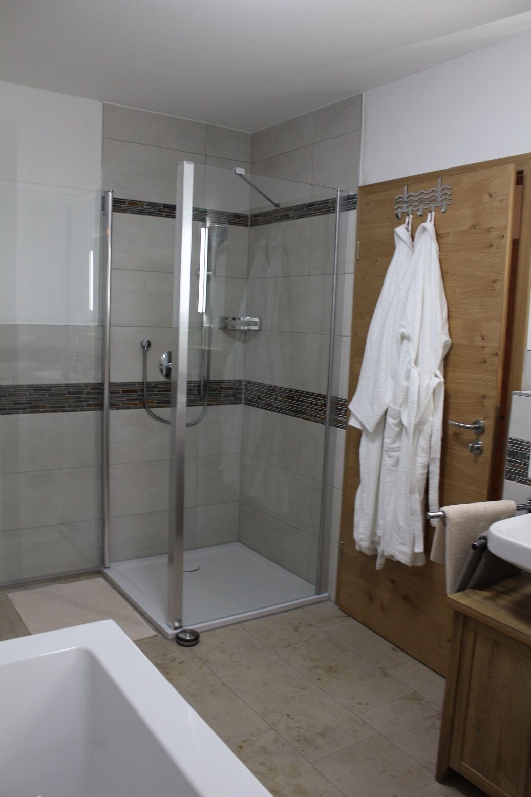 Dusche, Whirlpool, Haartrockner, Handtücher
