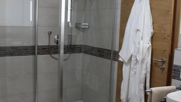 Dusche, Whirlpool, Haartrockner, Handtücher