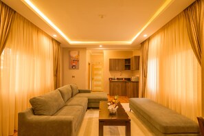 Chambre Exécutive, 1 très grand lit | Coin séjour | TV connectée de 43 pouces avec chaînes par satellite, télévision