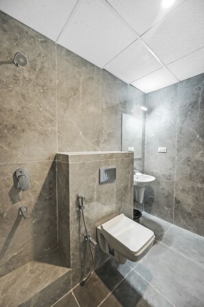 Deluxe Double Room | Bathroom | Shower, rainfall showerhead, towels, soap - Hotel S J Pride (Bhubaneshwar)