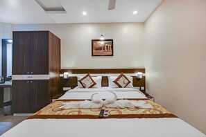 Escritorio, espacio para trabajar con laptop y ropa de cama 