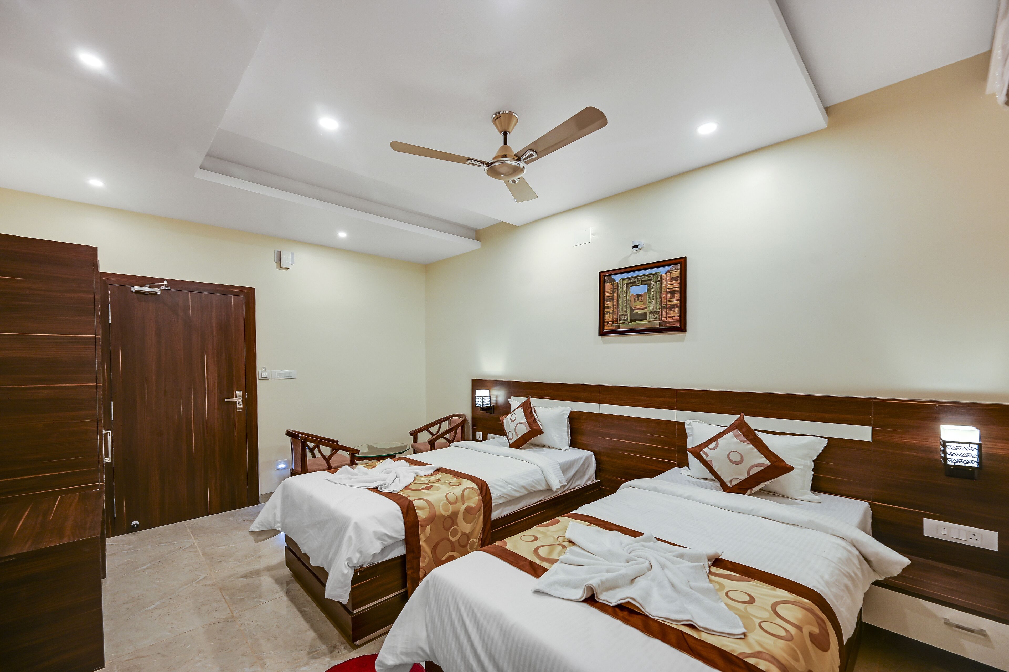 deluxe double room | desk, laptop workspace, bed sheets