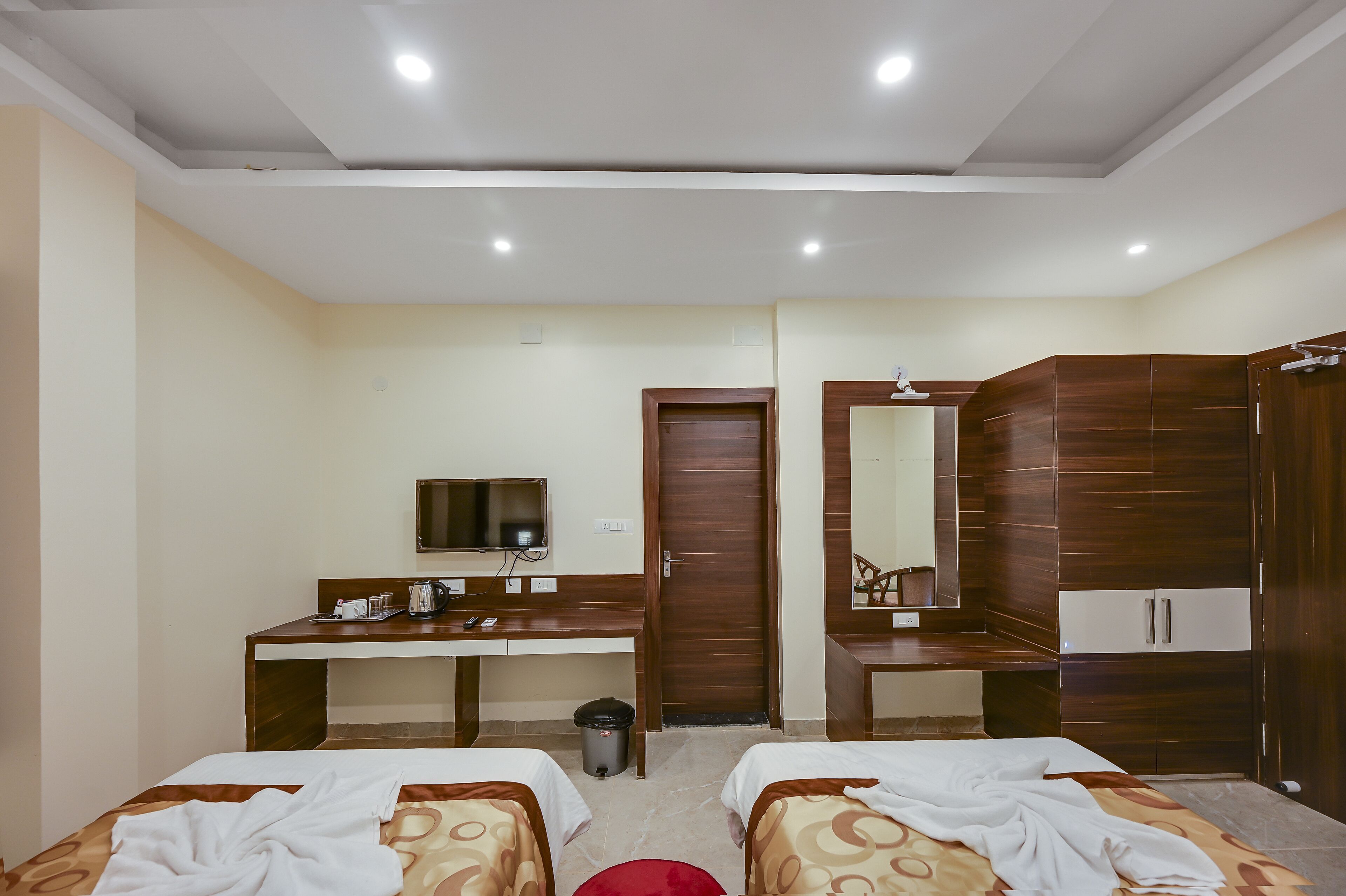 deluxe twin room, 1 bedroom | desk, laptop workspace, bed sheets