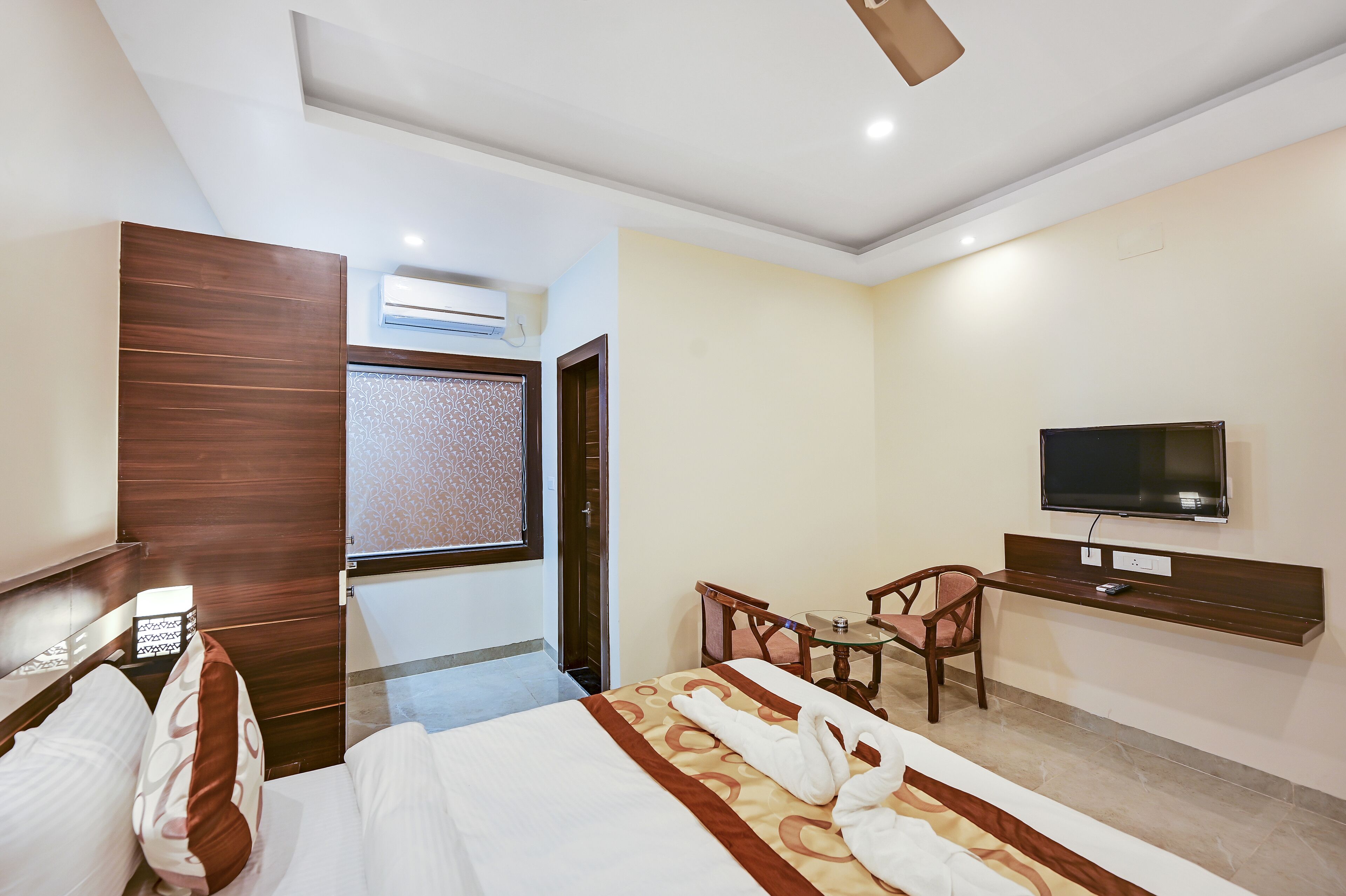 deluxe twin room, 1 bedroom | desk, laptop workspace, bed sheets