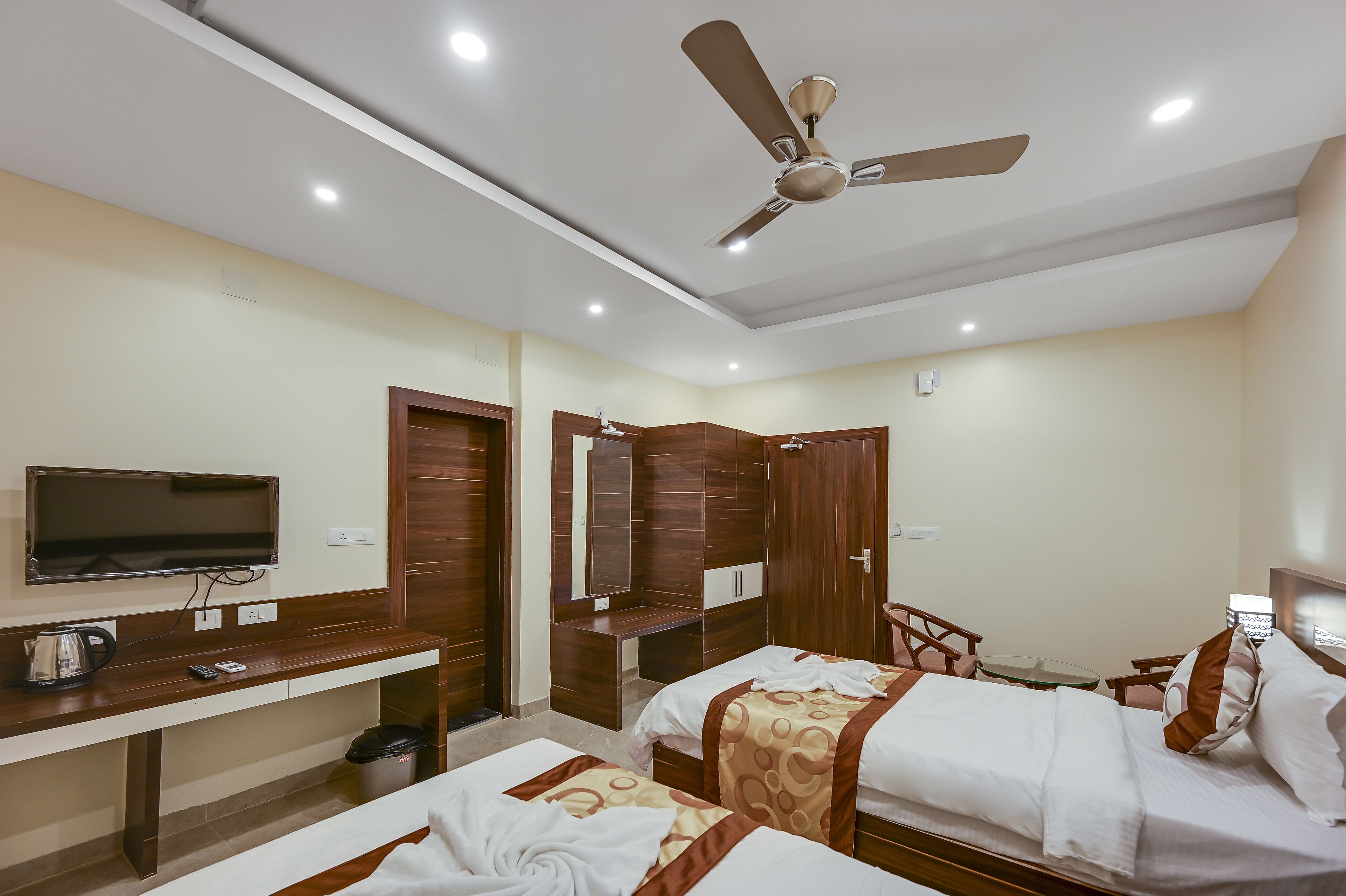deluxe twin room, 1 bedroom | desk, laptop workspace, bed sheets