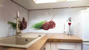 Cottage tiện nghi đơn giản | Bếp riêng | Tủ lạnh, máy rửa bát, dụng cụ pha cà phê/trà