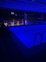 Una piscina techada, una piscina al aire libre