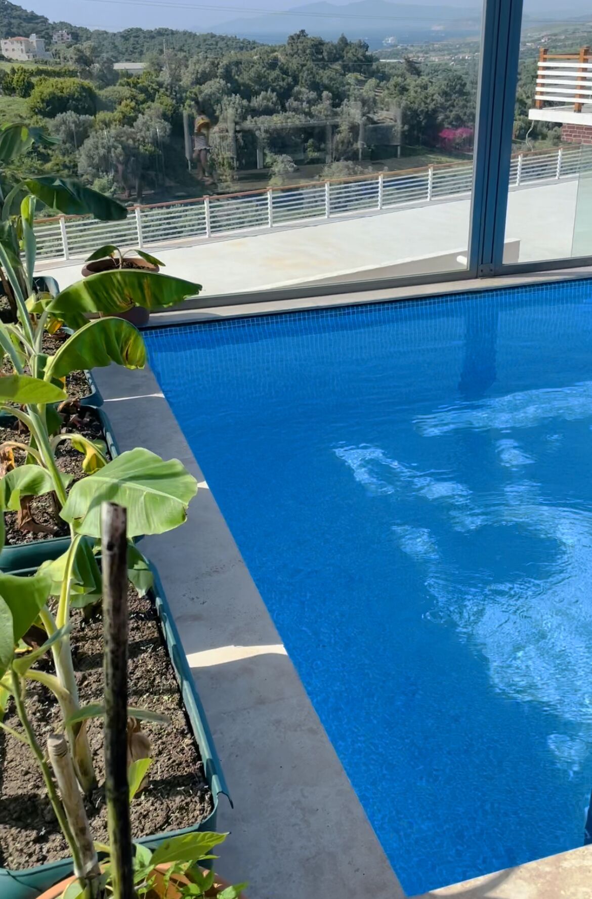 Una piscina techada, una piscina al aire libre
