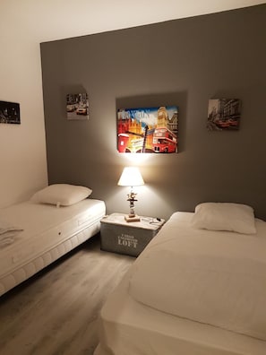 2 makuuhuonetta, vauvan matkasänky