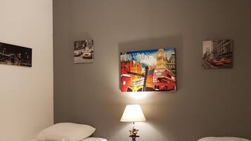 2 Schlafzimmer, Reisekinderbett