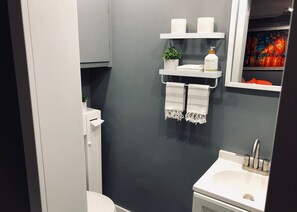 Combined shower/tub, towels
