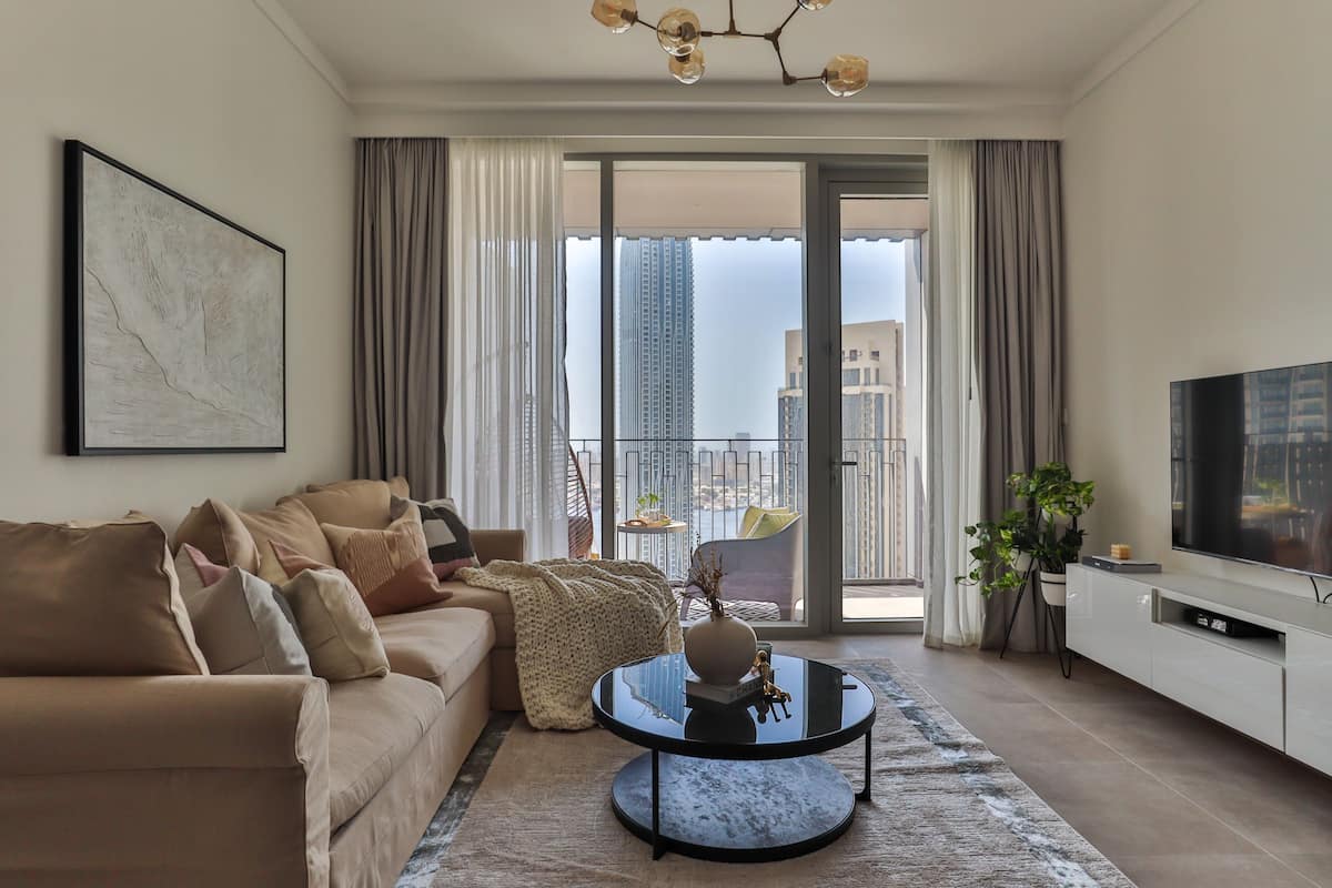 Design appartement | Woonruimte | Een 55-inch smart-tv met kabelzenders, televisie en Netflix