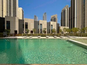 Una piscina al aire libre