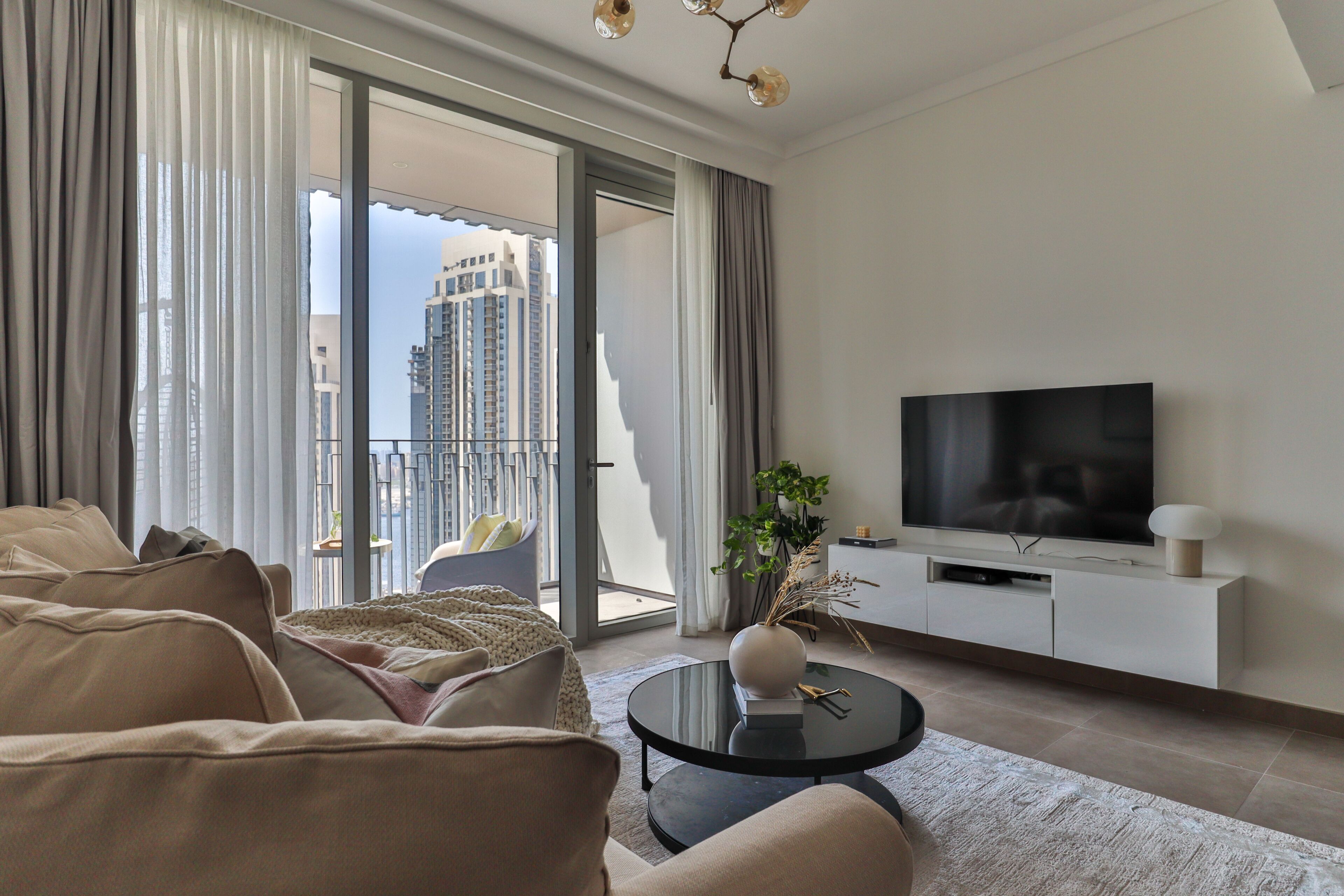 Apartamento de diseño | Zona de estar | Smart TV de 55 pulgadas con canales por cable, una televisión