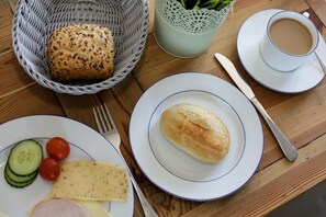 每日供应自助式早餐（每人 EUR 15）