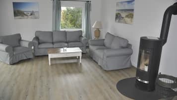 Căn hộ, nhiều giường, ban công, quang cảnh vườn | Khu phòng khách | TV LCD 42-inch có truyền hình vệ tinh, TV