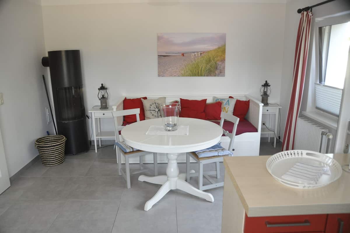 Apartamento, 1 cama King, varanda, vista para o jardim | Área de estar | TV LCD 42 polegadas com canais via satélite, TV