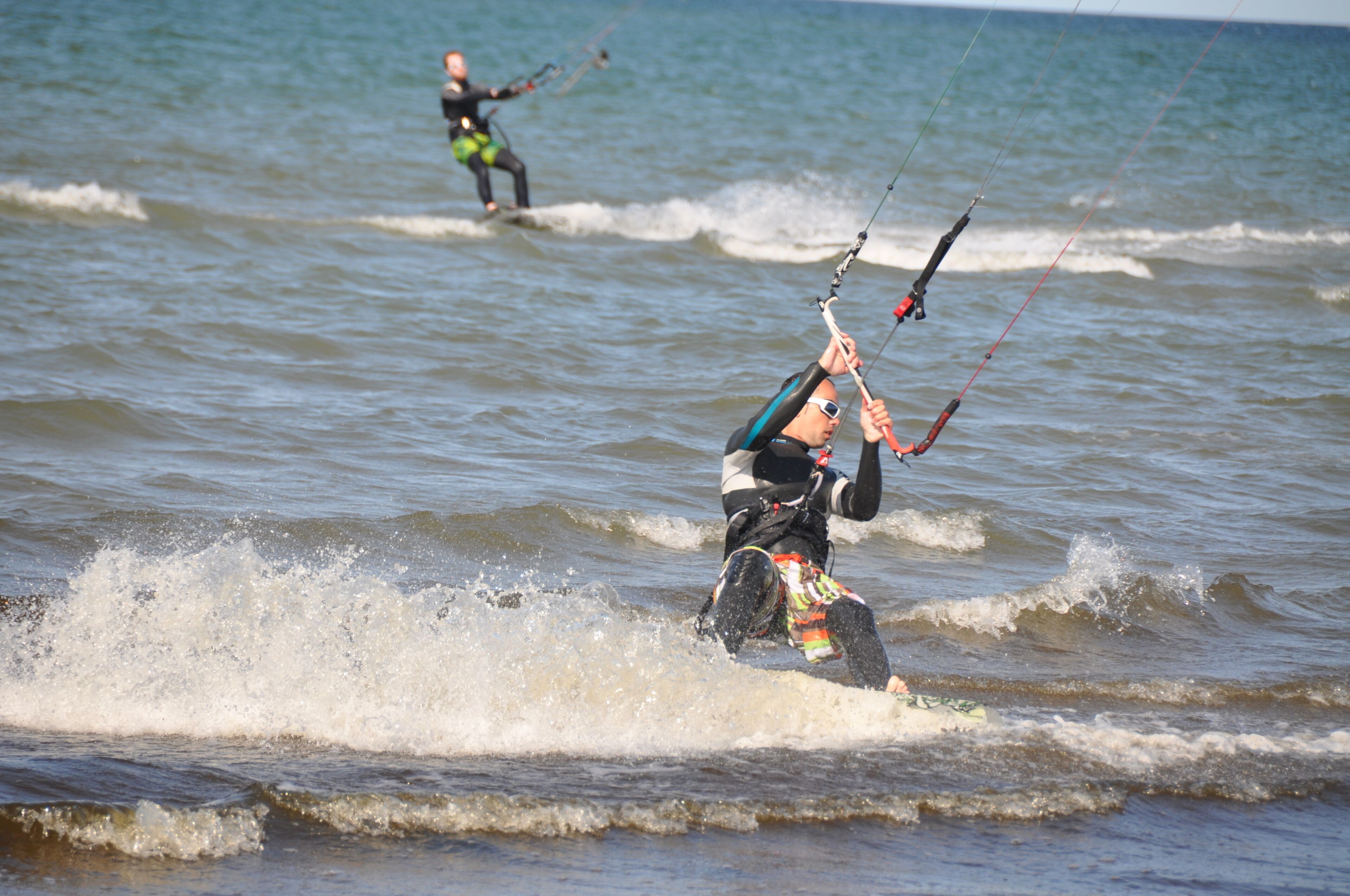 Una persona practicando windsurf sobre el agua.