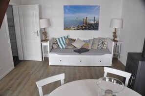 Leilighet, 2 soverom, ikke-røyk | Oppholdsområde | En 42-tommers LCD-TV med Parabol-TV samt TV