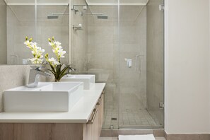 Classic Apartment | Bathroom | Hair dryer, towels - Waters Edge 317 (Cape Town)