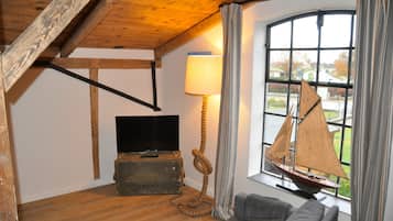 Townhome, 3 Bedrooms, Non Smoking, Courtyard View | Living area