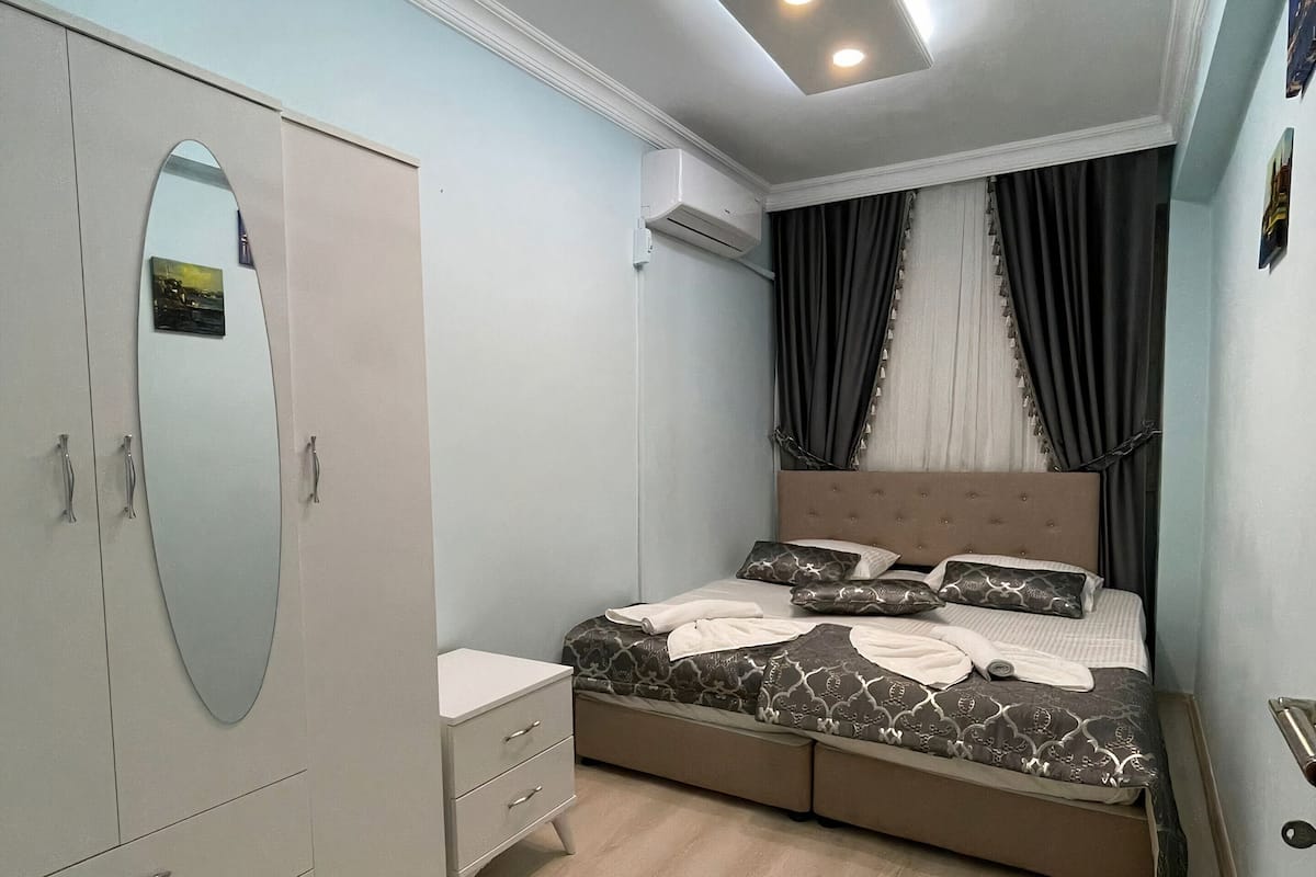 2 bilik tidur, peti besi dalam bilik, meja, ruang kerja komputer riba 