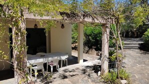 Outdoor dining - Bright Villa with Garden, BBQ, and 2 Terraces, 200m from Santa-Giulia Beach in Porto-Vecchio (Porto-Vecchio)
