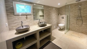 Towels - Bright Villa with Garden, BBQ, and 2 Terraces, 200m from Santa-Giulia Beach in Porto-Vecchio (Porto-Vecchio)