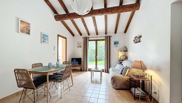 Interior - Cozy 3BR Villa, 200m from Santa-Giulia Beach, Sleeps 8, AC, BBQ, Parking Included (Porto-Vecchio)