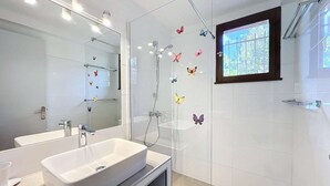 Bathroom - Cozy 3BR Villa, 200m from Santa-Giulia Beach, Sleeps 8, AC, BBQ, Parking Included (Porto-Vecchio)