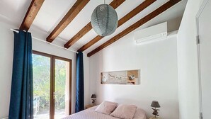 Room - Cozy 3BR Villa, 200m from Santa-Giulia Beach, Sleeps 8, AC, BBQ, Parking Included (Porto-Vecchio)