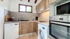 Private kitchen - Cozy 3BR Villa, 200m from Santa-Giulia Beach, Sleeps 8, AC, BBQ, Parking Included (Porto-Vecchio)