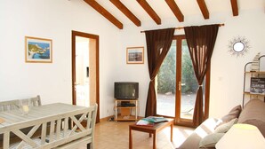 Living area - Cozy 3BR Villa, 200m from Santa-Giulia Beach, Sleeps 8, AC, BBQ, Parking Included (Porto-Vecchio)