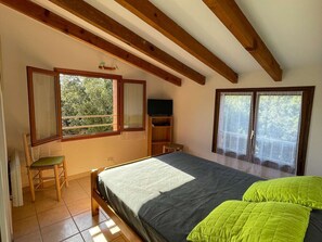 3 bedrooms, bed sheets