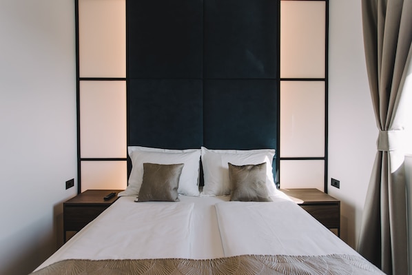 Deluxe Studio Suite | Desk, laptop workspace, soundproofing, free WiFi